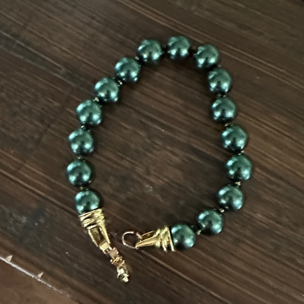 Elegant Green Beaded Bracelet with Gold Clasp